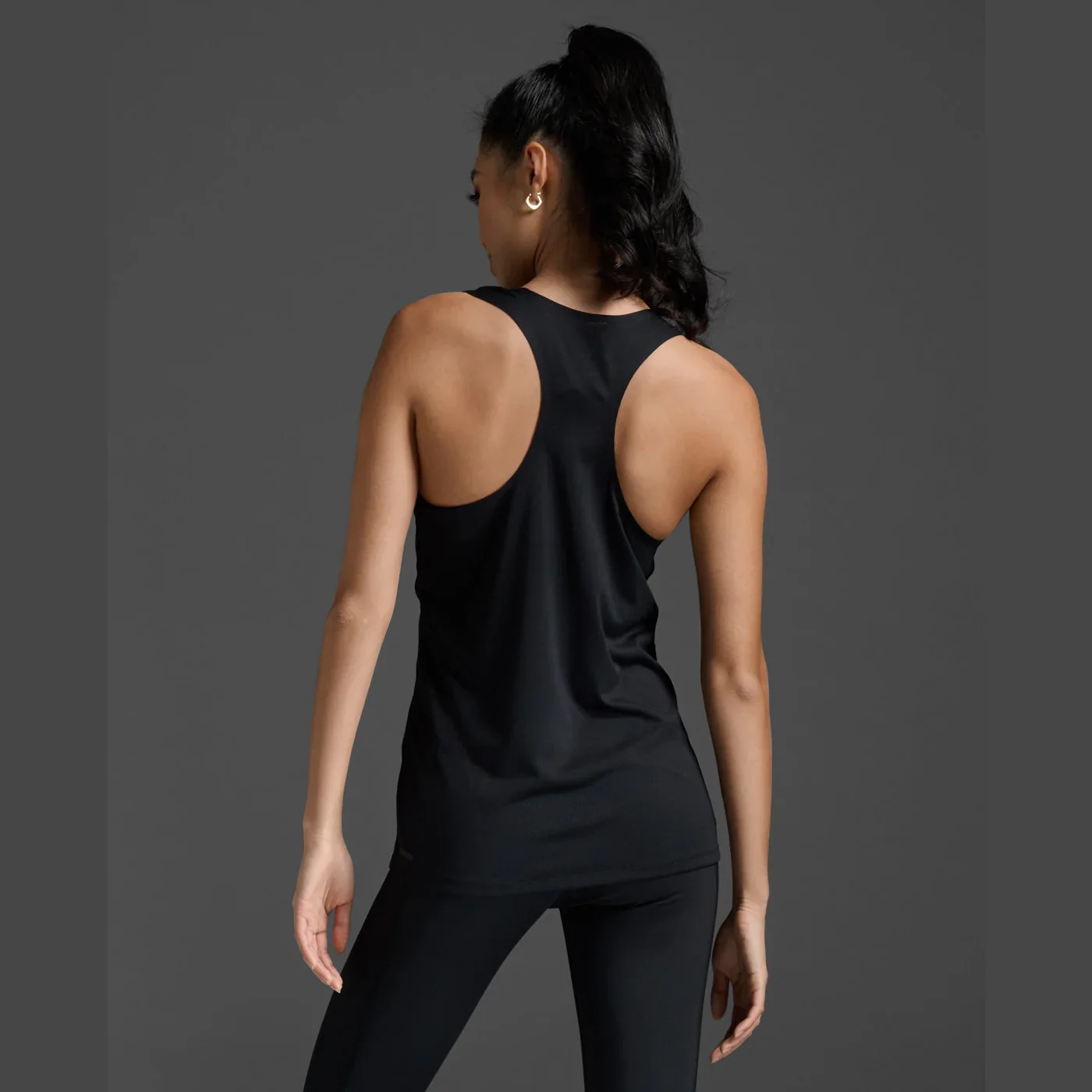 2XU Women Light Speed Tech Singlet - Black / Black Reflective - Image 4